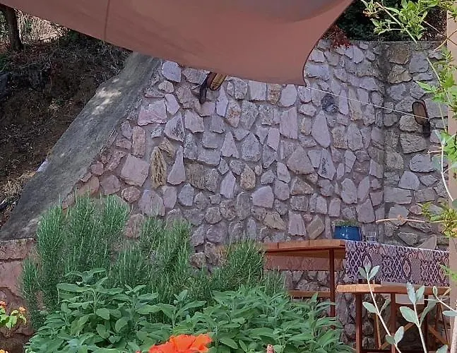 La Mandorla Salata Nyaraló